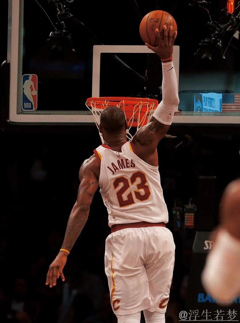 东契奇巧妙击地传球 詹姆斯双手暴扣 东契奇巧妙击地传球 詹姆斯双手暴扣